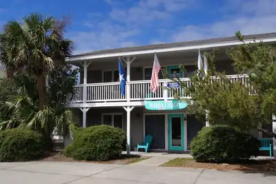 Image de Belle 2e rangée Beachhouse dans le quartier exclusif à proximité de tout