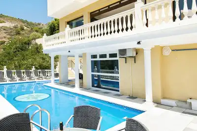 Image de Villa moderne de luxe avec vue spectaculaire sur la mer, piscine privée et jacuzzi