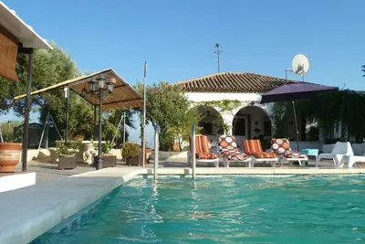 Image de Belle villa de style andalou, avec piscine privée peut accueillir jusqu'à 12 personnes