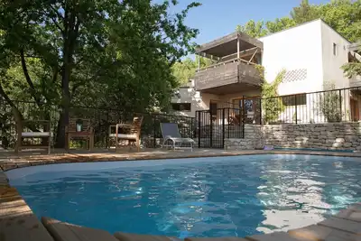 Un gîte offrant de beaux espaces à vivre sur un grand terrain arboré
