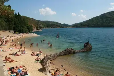 Image de belle demeure dans le parc national des cevennes avec grande piscine chauffée