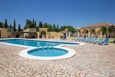 Image de Fabuleuse villa avec grande piscine privée, court de tennis et salle de jeux, immense jardin