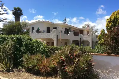 Image de bel appartement dans une villa, plage privée avec parasols et transats