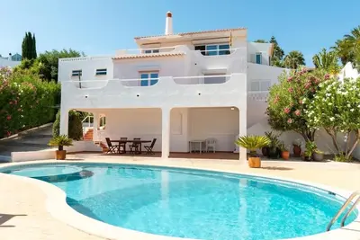 Image de Villa avec vue imprenable sur la mer, bien située à Praia da Luz