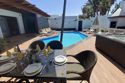 Image de Une boutique élégant et contemporain villa H \/ piscine individuelle, pleine A \/ C, WiFi, H baignoire