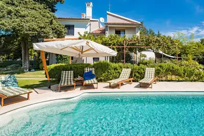 Image de Maison spacieuse, calme, grand jardin, piscine privée - idéal pour les familles