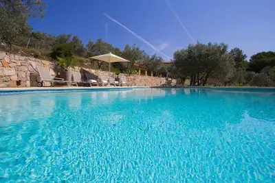 Image de Villa spacieuse, vue spectaculaire et piscine chauffée, au milieu des oliviers