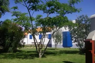 Image de Belle Maison Noirmoutrine calme avec jardin