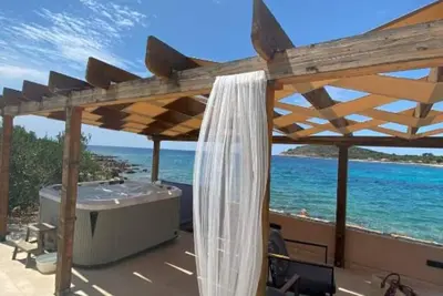 Image de Villa de luxe dans la baie paradisiaque, île de Mali Drvenik près de Trogir et Split