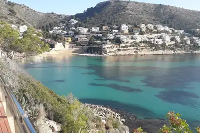 Image de Belle villa avec vue sur la mer et une piscine partagée située dans les jardins méditerranéens