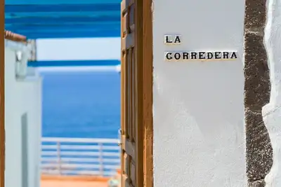 Image de Maison traditionnelle canarienne, front de mer.