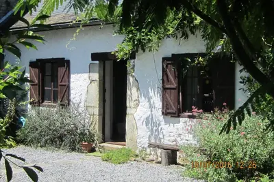 Image de 17th Century farm cottage nestling in the Pyrenean foothills with pool