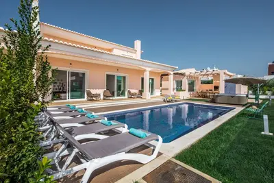 Image de 7 Bedroom Villa Albufeira with Private*Heated Pool*(on request)+Jacuzzi