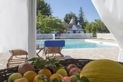 Trullo luxueux avec grande piscine et jardin. Super endroit.