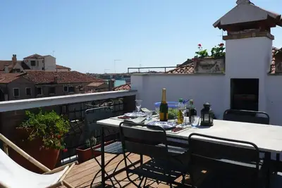 Appartement luxueux d’1 chambre avec grande terrasse panoramique sur le toit.