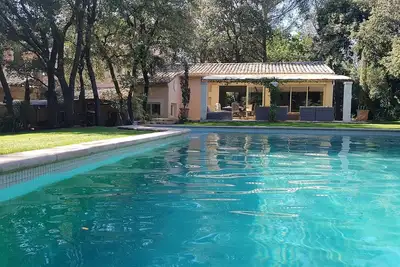 Image de Belle et spacieuse maison de campagne, piscine privée, grand terrain boisé clos