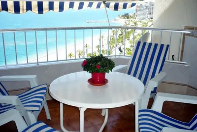 Image de 1ère ligne de la plage. Air conditionné. Piscine. Tennis Wifi gratuit