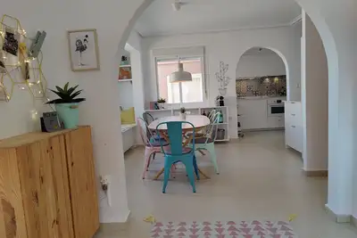Image de Maison en rangée d'angle récemment rénovée!