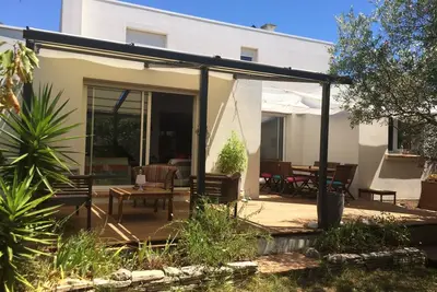 Image de Grande maison avec jardin arboré ombragé, accès à pieds à la plage (200 m)