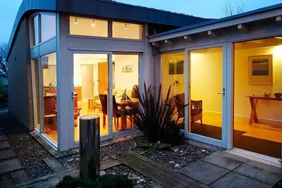 Image de Maison écologique contemporaine avec vue sur la mer
