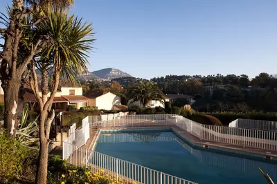 Image de Maisonnette  sympa dans rsd  gardée avec piscine et parking