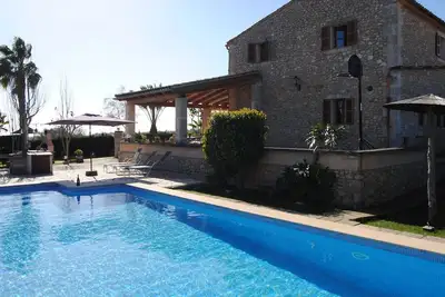 Image de Domaine rural avec piscine, grand jardin et vue mer.