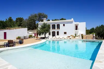 Image de Profitez et détendez-vous. Situé au centre ville avec piscine privée, Wifi, A / C