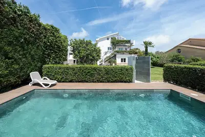 Image de Belle maison avec grand jardin et piscine - idéale pour les familles et les groupes!