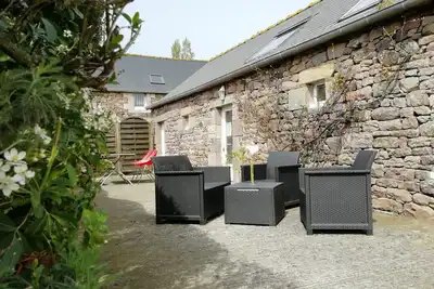 Image de Frehel: Petite longère de granite rose, nommée \"La cabane à bois\"