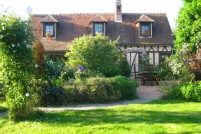 Image de Vraie longère normande typique avec  parc fleuri en pleine nature