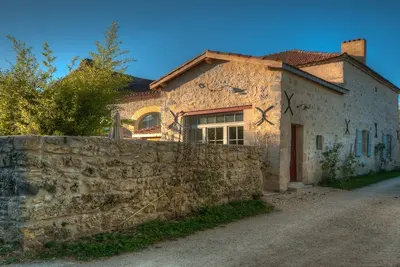 Image de Maison de charme du 18ème siècle situé près du château de Larressingle (Gers)