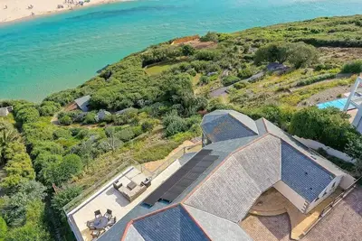 Image de Maison de luxe spacieuse face à la mer avec piscine intérieure