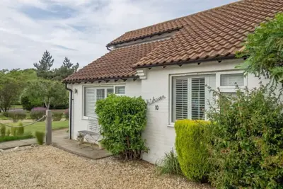 Image de Une propriété de plain-pied luxueusement rénovée dans le centre de Brancaster