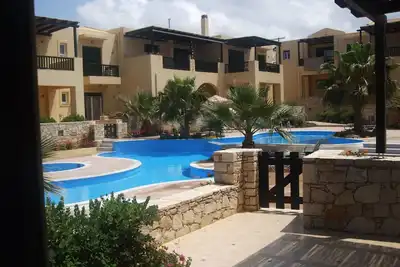 Image de Maison de vacances familiale dans un magnifique parc et environnement de piscine près de la mer