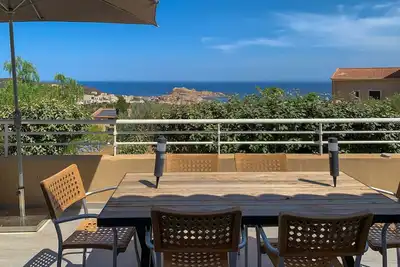 Image de villa neuve, vue exceptionnelle, endroit très calme. . Piscine Chauffée.