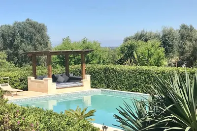 Image de Propriété Hilltop près d'Ostuni avec piscines et vues panoramiques. Excellentes commodités