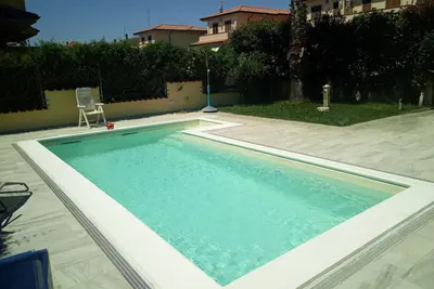 Image de Villa Paradiso près de la mer avec terrasse extérieure pour les repas en plein air!