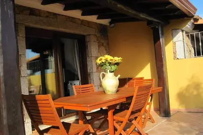 Image de Maison avec jardin près de la mer.