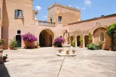 Image de Villa de luxe romantique avec piscine privée et court de tennis près de la mer