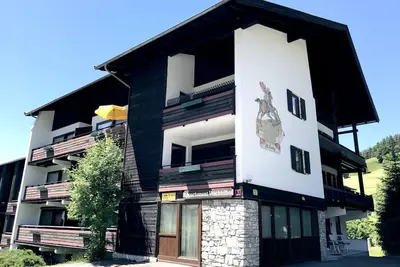 Image de Style alpin avec piscine intérieure et sauna