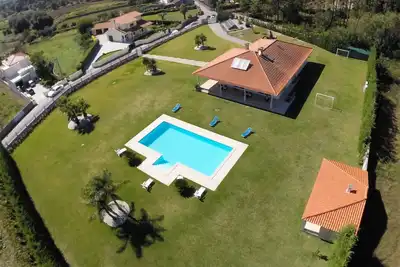 Image de Style de maître avec piscine; près de la rivière et de la mer de montagne (pour vous aider)