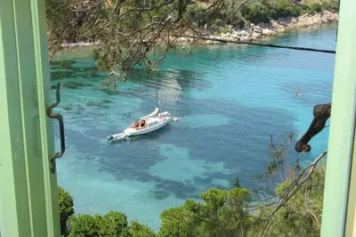 Vilavala: Niché dans une pinède odorantes-dessus des eaux bleues scintillantes de la mer Égée