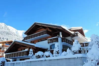 Image de Cadre magnifique et vue depuis ce chalet familial dans le célèbre Klosters.