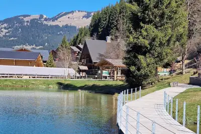 Chalet de 390 m²  à chatel  bord du lac  à 400 m des remontées mécaniques