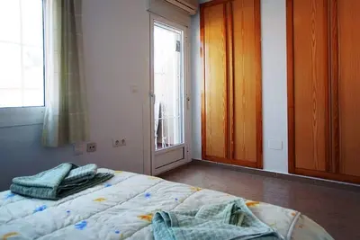 Image de Belle WiFi entièrement maison Ac inclue toute l'Europe et Scandic Tv, 5 min à la plage superbe.