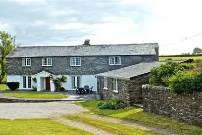 Image de Spacieuse maison individuelle située dans propre terrain de 1/2 acre - famille.