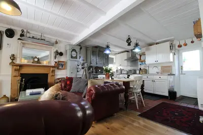 Image de Cottage d'époque classé Grade Ii situé sur le devant du port