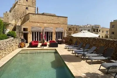 Image de Spacieuse, belle villa, grand jardin et piscine, comme Ă la maison