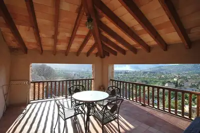 Image de Ca'n Ferru\nMaison ancienne rénovée à Biniaraix avec vue sur la vallée