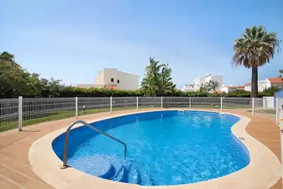 Image de Belle et spacieuse villa près de la plage avec piscine clôturée, WiFi et A \/ C
